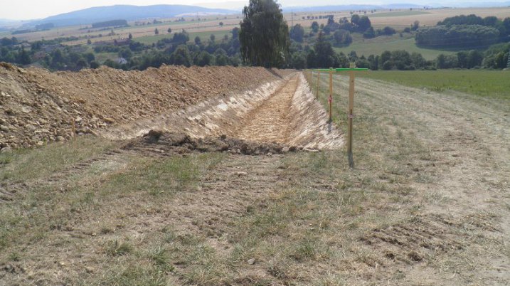 Výstavba odvodňovacího kanálu - září 2015