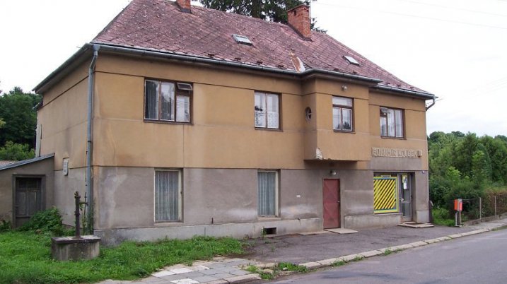 Rekonstrukce bytovky "U smrku" čp. 195 - býv. Konzum