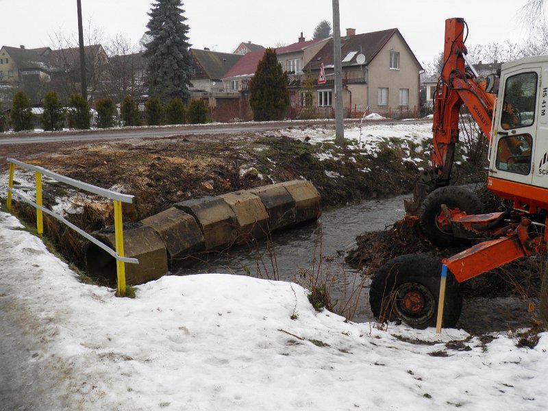 Oprava koryta potoka - leden až březen 2011