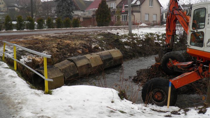 Oprava koryta potoka - leden až březen 2011